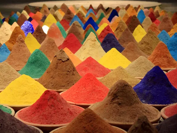 Pigmentos en polvo de distintos colores producidos por Oxichem